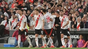 River Plate players celebrate a goal.