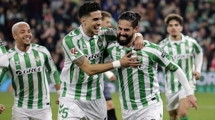 Los jugadores del Real Betis celebran un gol