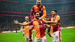 Los jugadores del Galatasaray celebran un gol