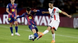 Pedri y Achraf Hakimi durante un Barcelona - PSG