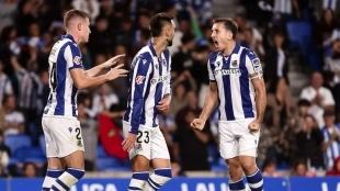 Los jugadores de la Real Sociedad celebran un gol