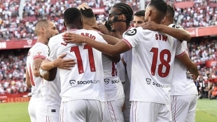Los jugadores del Sevilla celebran un gol