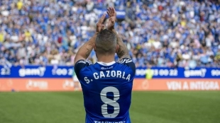 Santi Cazorla saluda a la afición del Real Oviedo