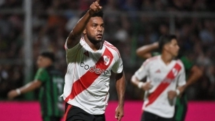 Miguel Borja celebra un gol anotado con River Plate