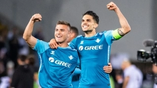 Pablo García y Marc Bartra celebran una victoria del Real Betis