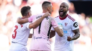 Sevilla FC is preparing three free signings to strengthen its squad.