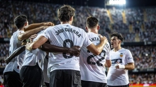 Los jugadores del Valencia celebran un gol
