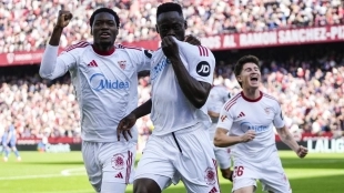 Los jugadores del Sevilla celebran un gol de Akor Adams