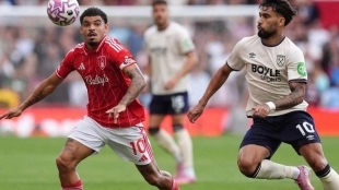Morgan Gibbs-White and Lucas Paquetá during a Nottingham Forest - West Ham
