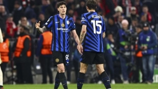 Alessandro Bastoni alongside Acerbi in an Inter Milan match
