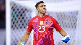 Dibu Martinez with the Argentina national team jersey.