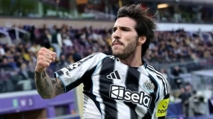 <p>Sandro Tonali celebrates a goal scored with Newcastle</p>