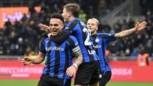 Inter Milan players celebrate a goal.