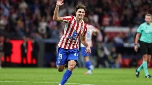 Julián Álvarez celebrates a goal with Atlético Madrid.