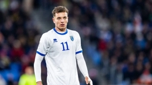 Fisnik Asllani during a match with the Kosovo national team.