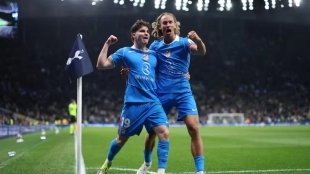 Marcos Llorente and Julián Álvarez celebrate a goal against Tottenham
