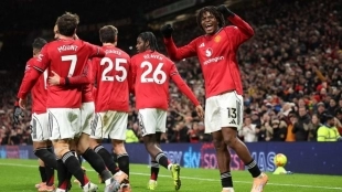 The players of Manchester United celebrate a goal