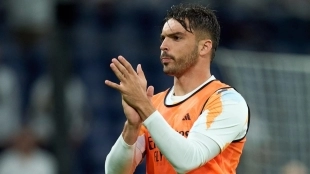 Raúl Asencio before a Real Madrid match