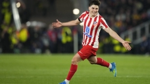Julián Álvarez celebrates his goal in the FC Barcelona - Atlético de Madrid Champions League match.