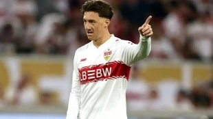 Angelo Stiller durante un partido con el Stuttgart