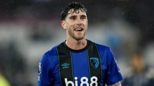 Marcos Senesi durante un partido con el Bournemouth