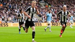 Anthony Gordon celebra un gol anotado con el Newcastle