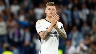Toni Kroos aplaude a la afición del Real Madrid