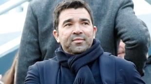 Deco reactiva el fichaje de un nuevo central para el Barcelona