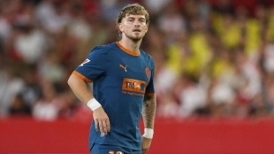 Harvey Elliott se gana a Javier Aguirre en el Valencia