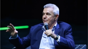 Javier Aguirre pide tres fichajes al Valencia