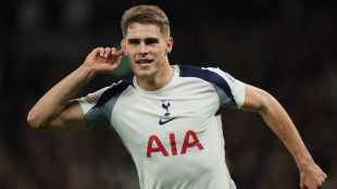 Liverpool is closely following Micky van de Ven.
